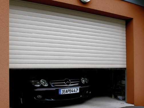 Porte-de-garage-a-enroulement-sur-mesure